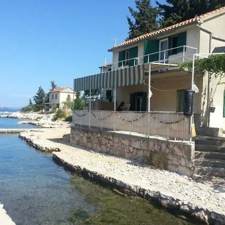 Dom wakacyjny Robinson House Zut