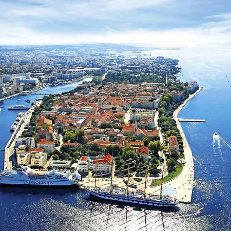 Robinson House Zut *